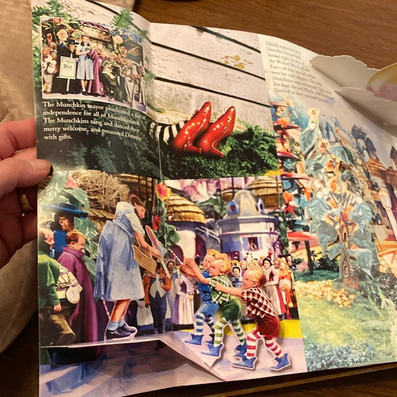 The Wizard of Oz ISBN 1-59117-058-0 Three Dimensional pop up Book - Picture 5 of 15